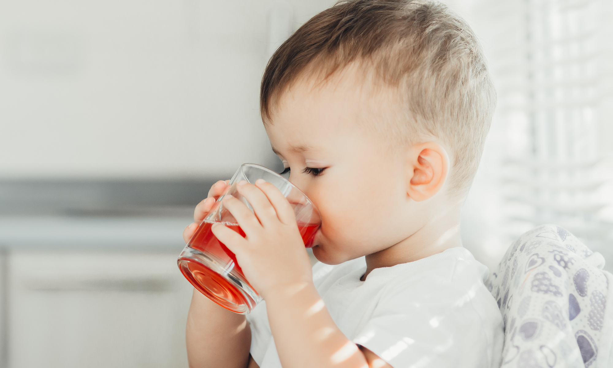 Младенцы пьют воду. Ребенок пьет. Напитки для детей. Малыши и напитки. Малыш пьет сок.
