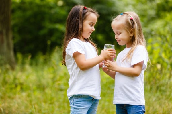 Meisjes drinken water