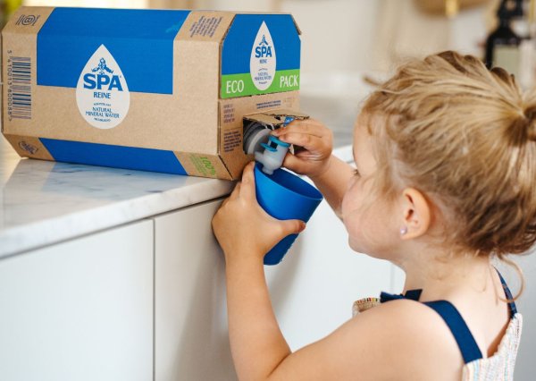 Meisje drinkt water uit een Eco Pack